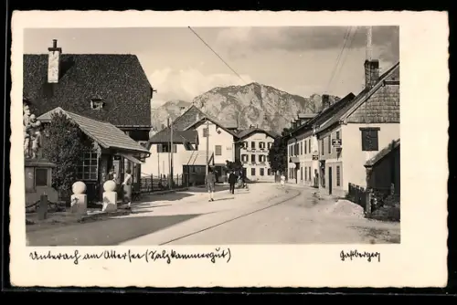 AK Unterach am Attersee, Strassenansicht mit Häuser und Blick auf Berg