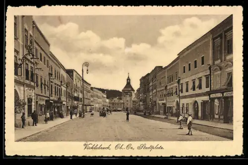 AK Vöcklabruck /Ob.-Oe., Stadtplatz mit Geschäften und Turm