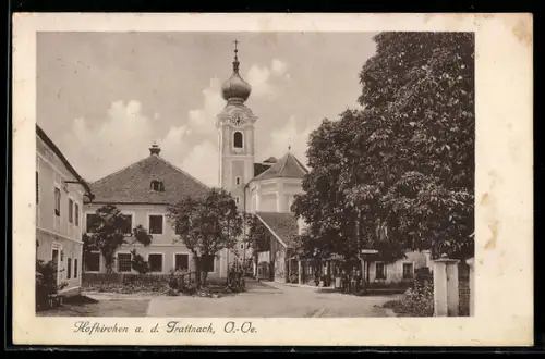 AK Hofkirchen a. d. Trattnach, Strassenpartie mit Kirche