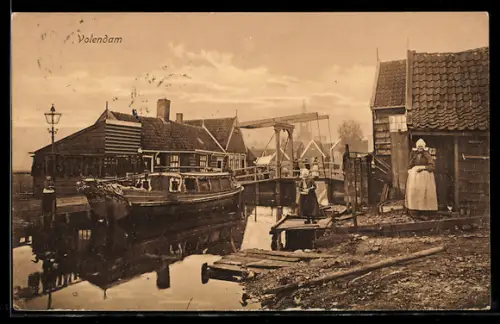AK Volendam, Uferpartie mit Kahn und Klappbrücke