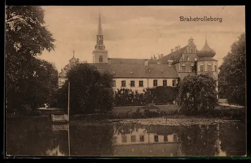 AK Brahetrolleborg, Uferpartie mit Kirche
