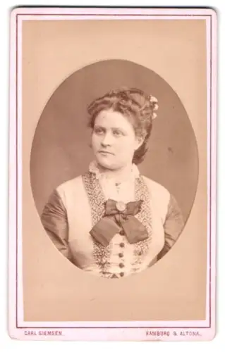 Fotografie Carl Siemsen, Hamburg, Steindamm 157, Porträt einer Frau mit kunstvoller Frisur