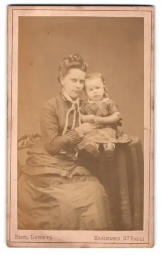 Fotografie Emil Lewetz, Hamburg, Altonaer Strasse 36, Mutter mit Kind auf einem Stuhl sitzend