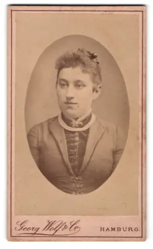 Fotografie Georg Wolf & Co., Hamburg, Alsterwiete 8, Elegantes Porträt einer Dame