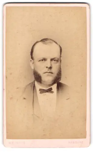 Fotografie H. F. Plate, Hamburg, Jungfernstieg 6, Porträt eines Herren mit Koteletten