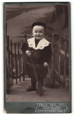 Fotografie Paul Kruse, Hamburg, Eppendorfer Landstrasse 102, Kleinkind vor einem Zaun stehend