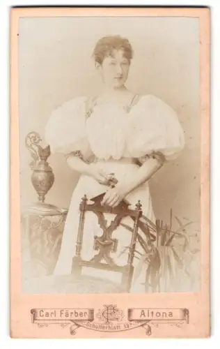 Fotografie Carl Färber, Altona, Schulterblatt 59b, Dame mit voluminösen Ärmeln