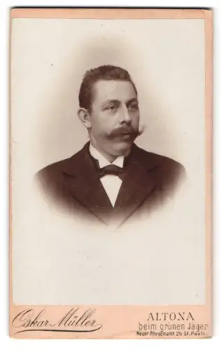 Fotografie Oskar Müller, St. Pauli, Neuer Pferdemarkt 24, Porträt eines Mannes mit Schnurrbart