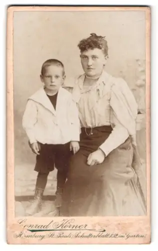 Fotografie Conrad Körner, Hamburg-St. Pauli, Schulterblatt 152, Mutter mit Kind im Atelier