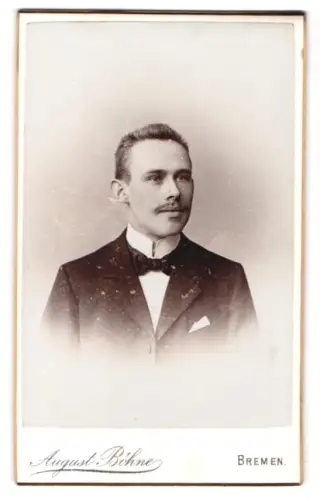 Fotografie August Böhme, Bremen, Am Wall 78, Porträt eines eleganten Herrn