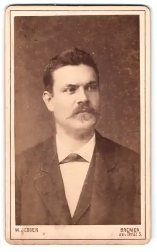 Fotografie W. Jessen, Bremen, am Brill 5, Porträt eines Mannes mit Schnurrbart