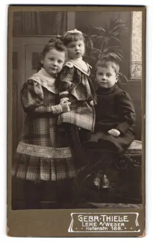 Fotografie Gebr. Thiele, Lehe a. Weser, Hafenstr. 188, Drei Kinder in festlicher Kleidung