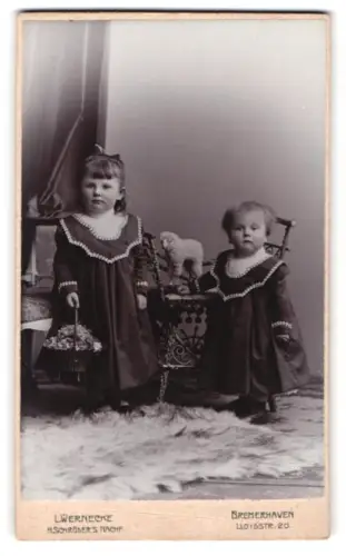 Fotografie L. Wernecke, Bremerhaven, Lloydstr. 20, Zwei Kinder mit Blumenkorb im Studio
