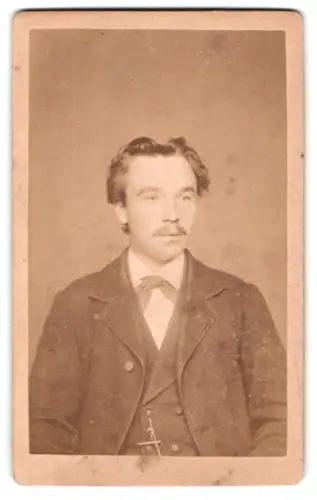 Fotografie W. Karrass, Bremen, Hufilterstrasse 38, Porträt eines jungen Mannes