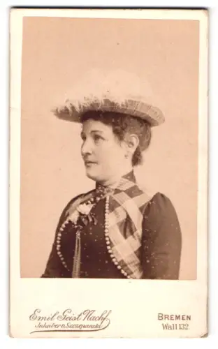 Fotografie Emil Geist Nachf., Bremen, Wall 132, Porträt einer Dame mit Hut