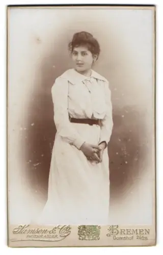 Fotografie Samson & Co., Bremen, Domshof 26/28, Junge Frau im gepunktetem Kleid