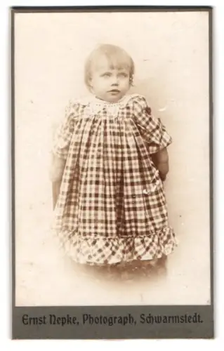 Fotografie Ernst Nepke, Schwarmstedt, Kleinkind in kariertem Kleid