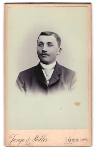 Fotografie Junge & Müller, Lübz i. M., Porträt eines Mannes mit Schnurrbart