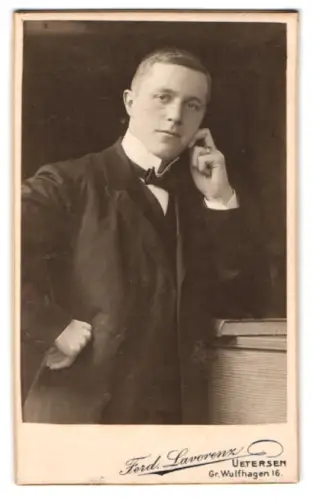 Fotografie Ferd. Laurenz, Uetersen, Gr. Wulfhagen 16, Porträt eines jungen Mannes