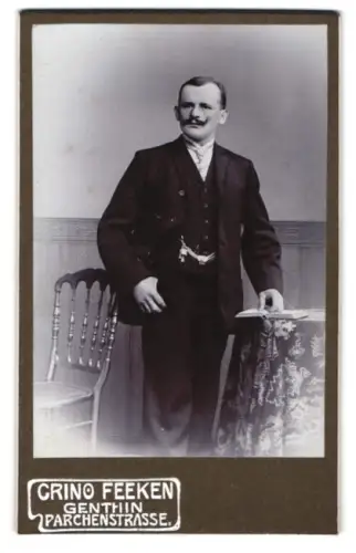 Fotografie Grino Feeken, Genthin, Parchenstrasse, Porträt eines eleganten Herren