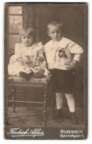 Fotografie Friedrich Alfeis, Hildesheim, Bahnhofsplatz 5, Zwei Kinder posieren zusammen im Atelier