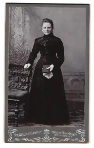 Fotografie Fritz Walkenhorst, Linden-Hannover, Deisterstrasse 2, Dame mit Buch in dunklem Kleid