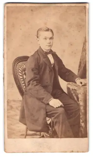 Fotografie Pet. Schiffer, Crefeld, Königstrasse 156, Junge im Anzug auf Stuhl