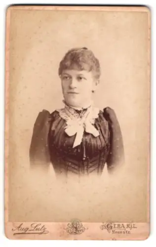 Fotografie August Lutz, Gera, Neue Strasse 4, Porträt einer Dame in eleganter Kleidung