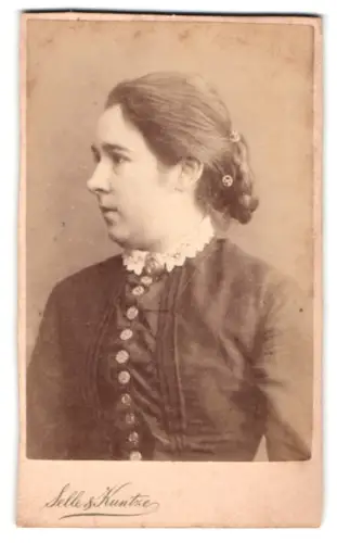 Fotografie Selle & Kuntze, Potsdam, Schwertfegerstr. 14, Porträt einer Frau im Profil