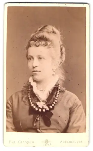 Fotografie Emil Giessow, Gera, Adelheidstrasse, Porträt einer eleganten Dame