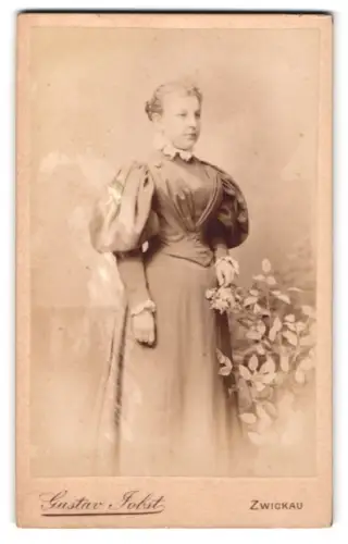 Fotografie Gustav Jobst, Zwickau, Äussere Schneebergerstr. 20, Dame mit Blumenstrauss