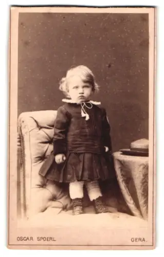 Fotografie Oscar Spoerl, Gera, Schleizer Strasse 16, Kind in festlicher Kleidung