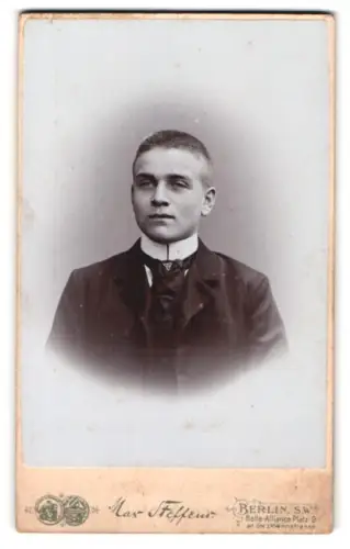 Fotografie Max Steffen, Berlin, Belle-Alliance-Platz 9, Porträt eines jungen Mannes
