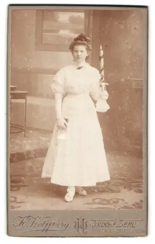 Fotografie Hermann Wolffberg, Rixdorf-Berlin, Bergstrasse 9, Junges Mädchen mit Kerze zur Kommunion