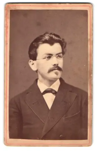 Fotografie unbekannter Fotograf und Ort, Porträt eines Herren mit Brille
