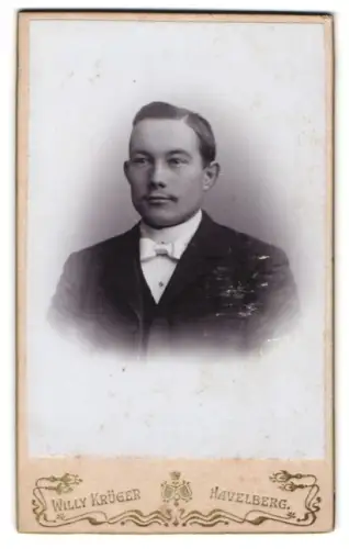 Fotografie Willy Krüger, Havelberg, Porträt eines eleganten Herrn