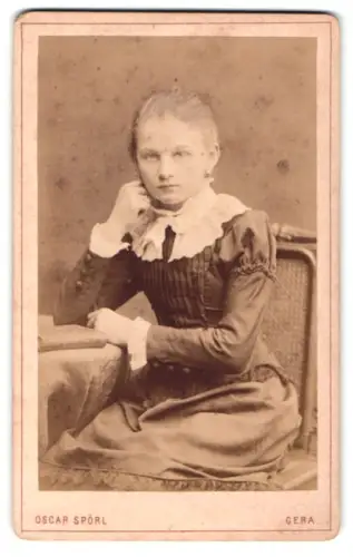 Fotografie Oscar Spörl, Gera, Schleizer-Str. 16, Mädchen mit nachdenklichem Blick