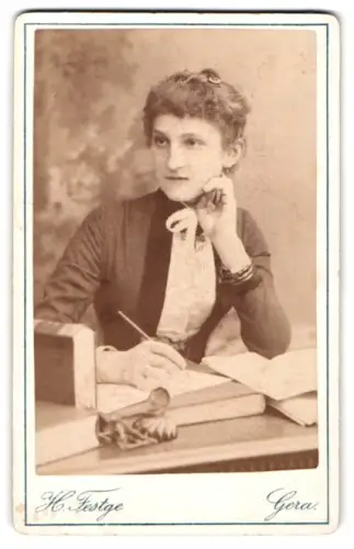 Fotografie Heinrich Festge, Gera, Sorge, Frau mit Buch und Feder