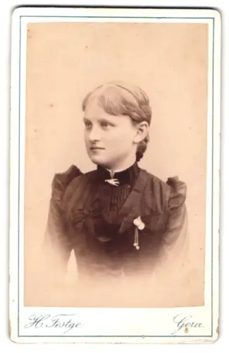 Fotografie H. Festge, Gera, Sorge, Portrait einer jungen Frau