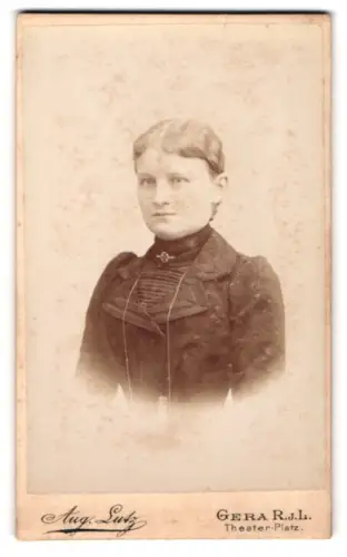 Fotografie August Lutz, Gera, Theater-Platz, Porträt einer Frau in edler Kleidung