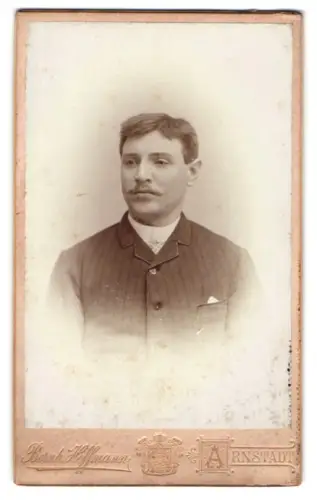 Fotografie Berth Hoffmann, Arnstadt, Porträt eines eleganten Mannes
