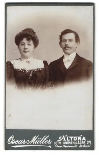 Fotografie Oscar Müller, Altona, Beim Grünen Jäger 24, Elegant gekleidetes Paar zusammen im Atelier