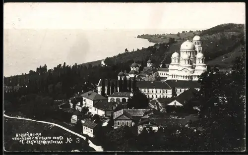Fotografie unbekannter Fotograf, Ansicht Nowy Afon / Georgien - Abchasien, Ortsansicht mit Kloster