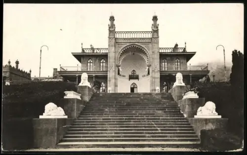 Fotografie unbekannter Fotograf, Ansicht Jalta - Krim / Ukraine, Woronzow-Palast, Fassade zur Küstenseite