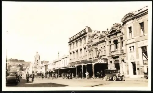 Fotografie unbekannter Fotograf, Ansicht Wellington / Neuseeland, Strassenansicht mit Bankhaus & Ladengeschäften