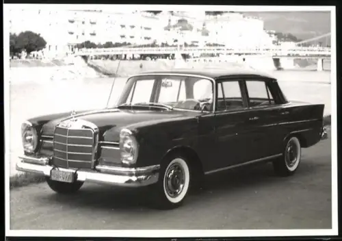 Fotografie Auto Mercedes Benz Heckflosse W111, Luxus-Limousine auf einer Uferstrasse