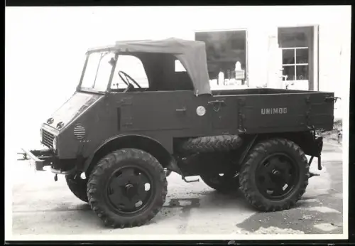 Fotografie R. Schleiss, Salzburg, Lastwagen Mercedes Benz Unimog, LKW-Pritsche mit Allradantrieb, Werkfoto