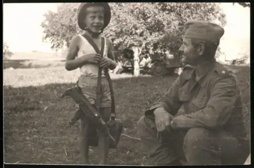 Fotografie Knabe mit Maschinenpistole Uzi & Stahlhelm nebst Soldat in Uniform