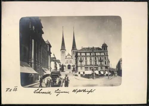 Fotografie unbekannter Fotograf, Ansicht Luzern, Geschäftshaus Schweizer Seidenstoffe & Stiftskirche um 1903