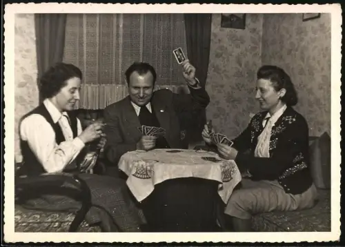 Fotografie Kartenspiel, Damen & Herr spielen eine Partie Skat